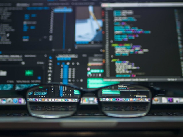 How to run an analytical query on a mirrored Azure Cosmos DB container using C#